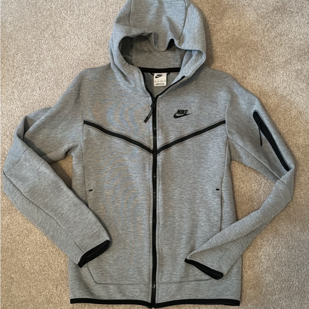 Like new! Men’s XS Nike gray weather sport tech zip up hoodie .